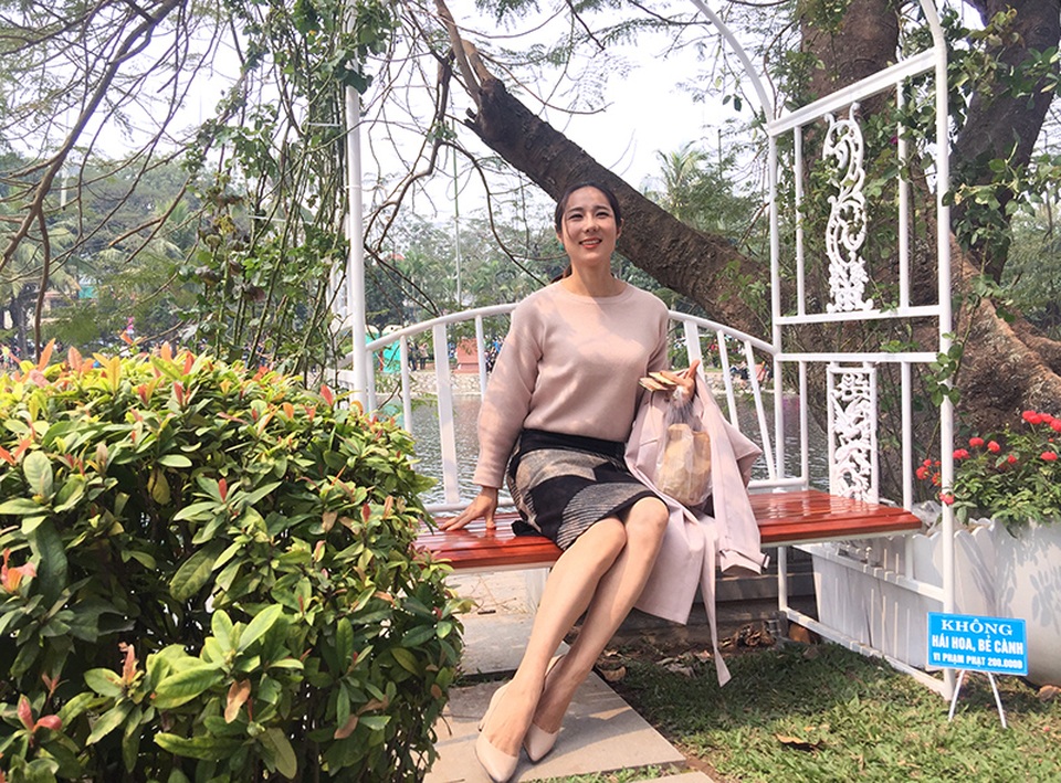 Du khách Trung Quốc cũng rất háo hức ngắm hoa hồng của lễ hội và chụp ảnh lưu niệm.