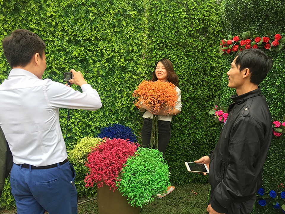 
Bạn Bùi Phương Linh, 22 tuổi là một trong những du khách đến sớm cho biết: Em biết được thông tin về lễ hội qua mạng xã hội. Những hình ảnh quảng cáo rất rầm rộ và cuốn hút nên em phải đến sớm.
