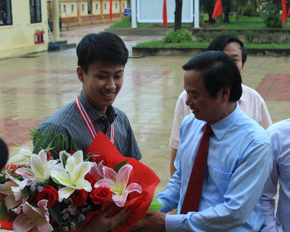 Lãnh đạo tỉnh Quảng Bình đón, tặng hoa chúc mừng “chàng trai vàng” Olympic Vật lý Quốc tế - 2 Giám đốc Sở GD&ĐT Quảng Bình Đinh Quý Nhân vui mừng ra đón và tặng hoa cho chàng trai vàng Trường THPT chuyên Võ Nguyên Giáp