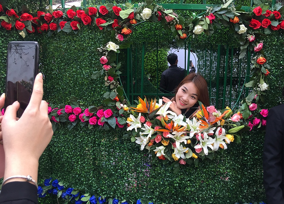 
Bỏ ra số tiền không nhỏ để có mặt ngay trong buổi sáng đầu tiên của lễ hội, không ít bạn đành ngậm ngùi tạo dáng với... hoa giả.
