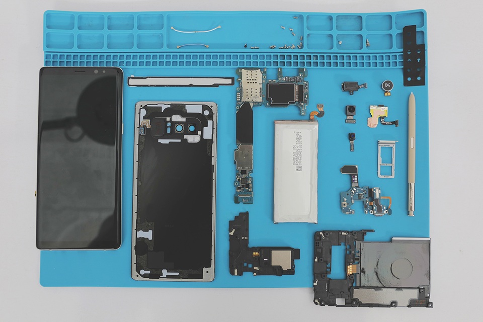 Galaxy Note8 đầu tiên bị "mổ xẻ" khi đặt chân đến Việt Nam - 4 Toàn bộ linh kiện tháo rời Note8