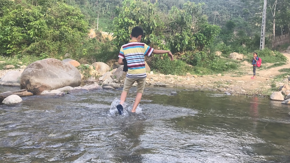 Dân lòng hồ mong ước có cây cầu dân sinh - 12 Em Vi Mạnh Hùng, học sinh lớp 8 ở bản Sàn nằm phía bên kia suối Chà Lạt. Với Hùng bị chân tật nguyền nhưng hằng ngày em phải lê những bước chân khó khăn qua suối để đi học.