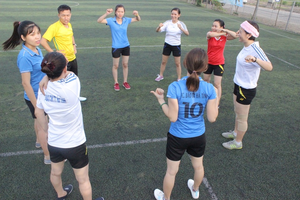 Khi nữ phóng viên cũng đam mê bóng đá “phủi” - 1 Khởi động trước giờ bóng lăn