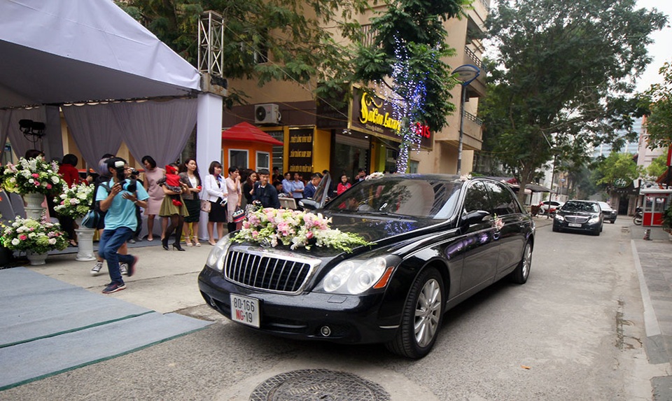 Ngắm dàn "xế khủng" trong lễ cưới Hoa hậu Thu Ngân - 4 Maybach cũng xuất hiện trong vai trò là xe đưa dâu.