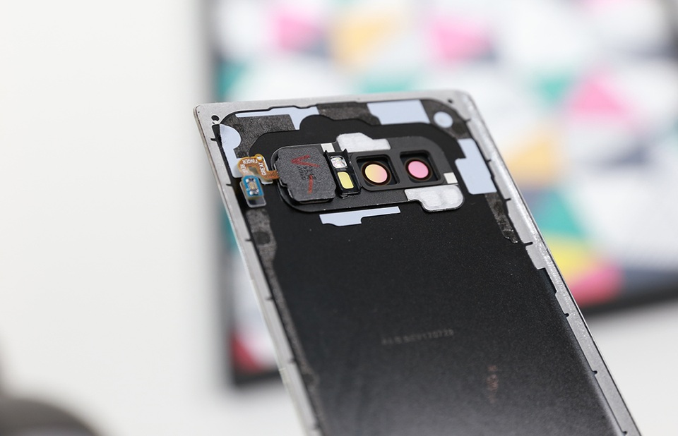 Galaxy Note8 đầu tiên bị "mổ xẻ" khi đặt chân đến Việt Nam - 3 Nắp lưng Galaxy Note8 sau khi tháo rời. Về cơ bản khá giống với Galaxy S8 trước đây.