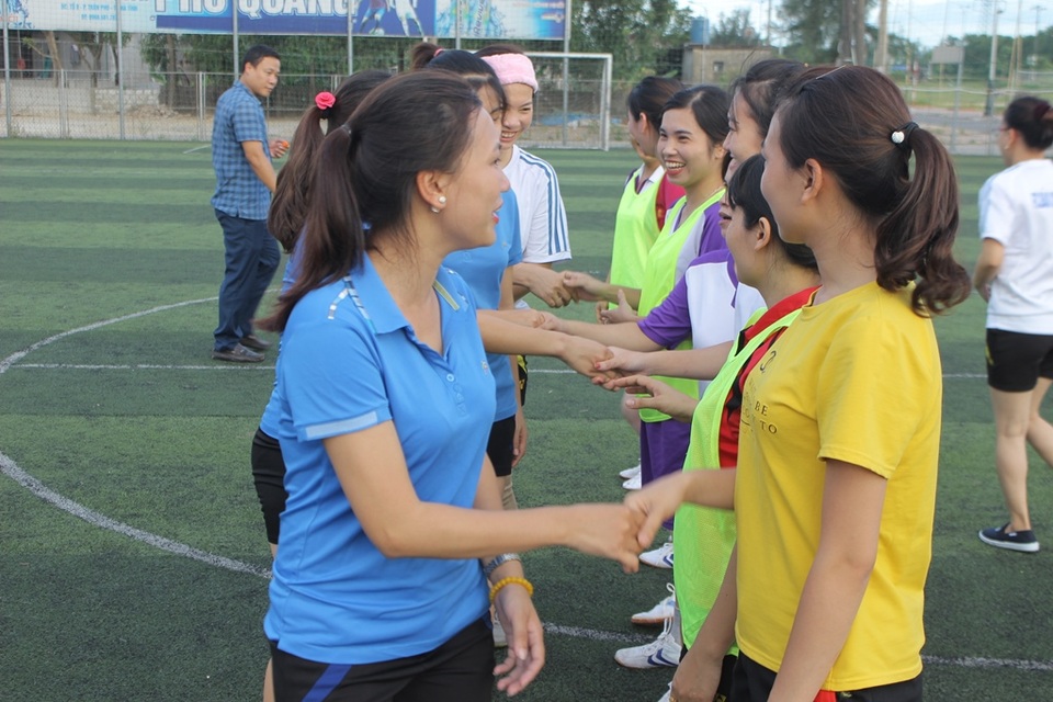 Khi nữ phóng viên cũng đam mê bóng đá “phủi” - 3 Không chỉ chia đội đá với nhau, mỗi tuần đội thường có những trận giao lưu với các đội bóng đá nữ tại các sở ban, ngành trên địa bàn
