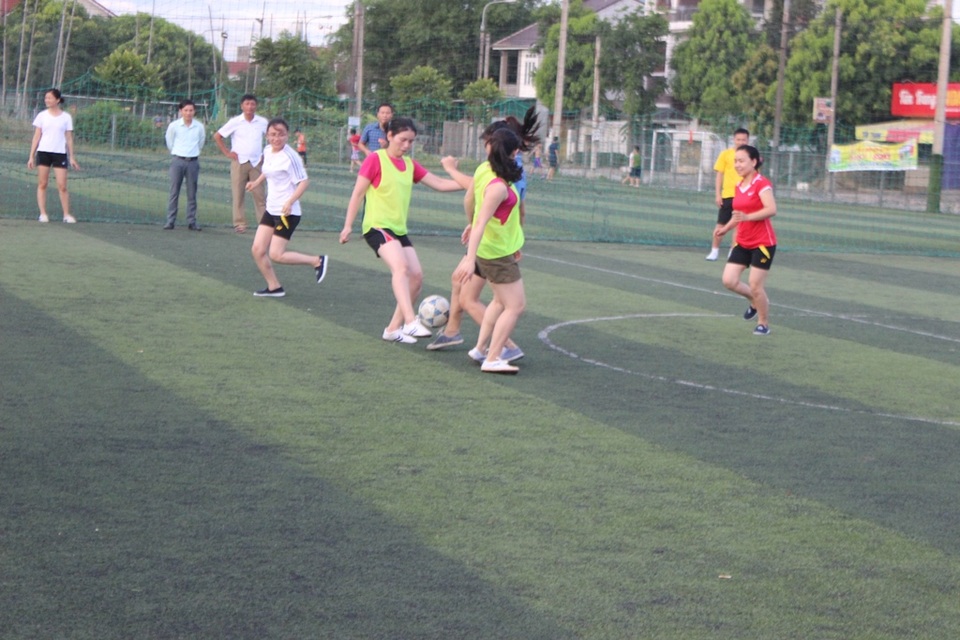 Khi nữ phóng viên cũng đam mê bóng đá “phủi” - 9 Những pha tranh bóng quyết liệt
