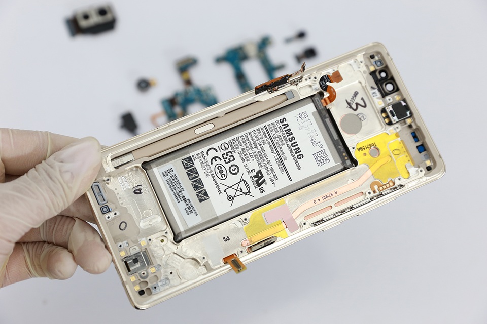 Galaxy Note8 đầu tiên bị "mổ xẻ" khi đặt chân đến Việt Nam - 2 Khay đựng pin và cây bút S Pen được hoàn thiện khá đẹp