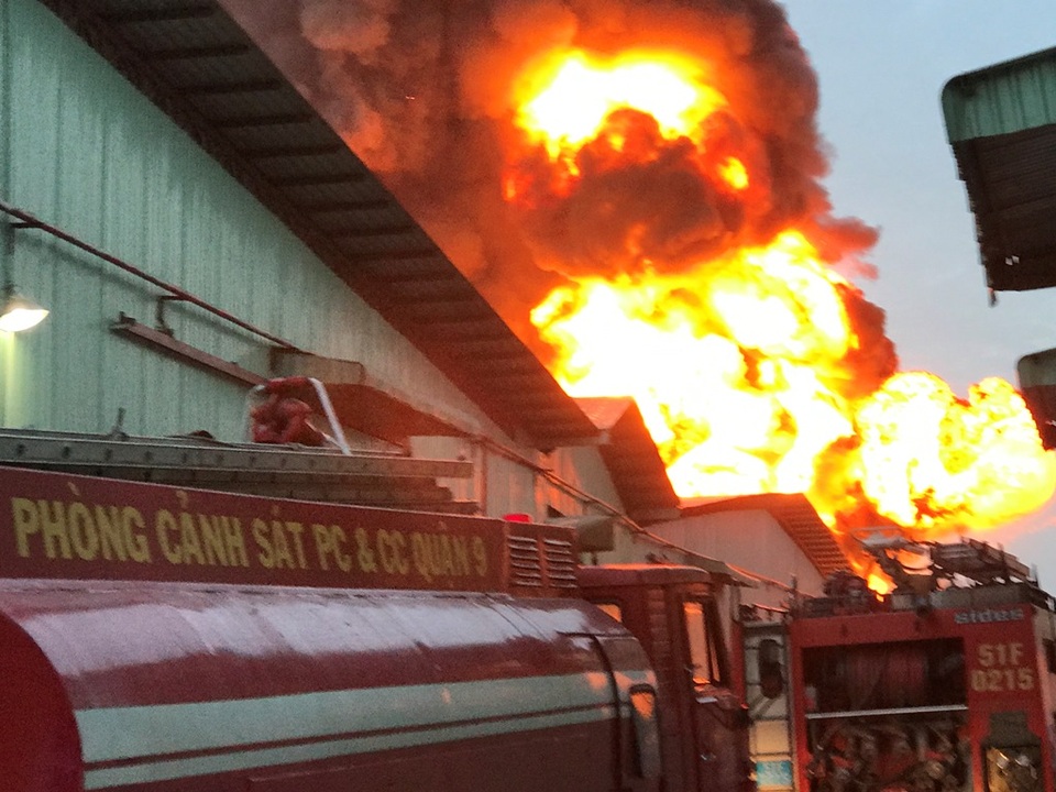 Cháy cực lớn một khu nhà xưởng tại TPHCM - 6
