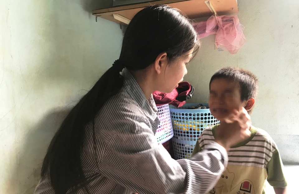 
Chị T. và cậu con trai 6 tuổi.
