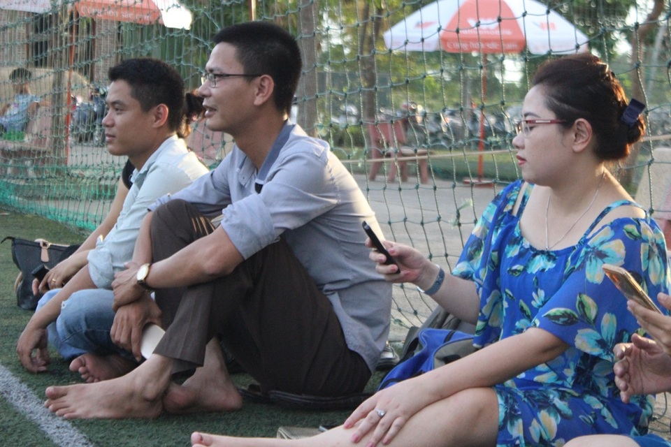 Khi nữ phóng viên cũng đam mê bóng đá “phủi” - 18 Khi các phóng viên nam làm cổ động viên cho chị em phụ nữ