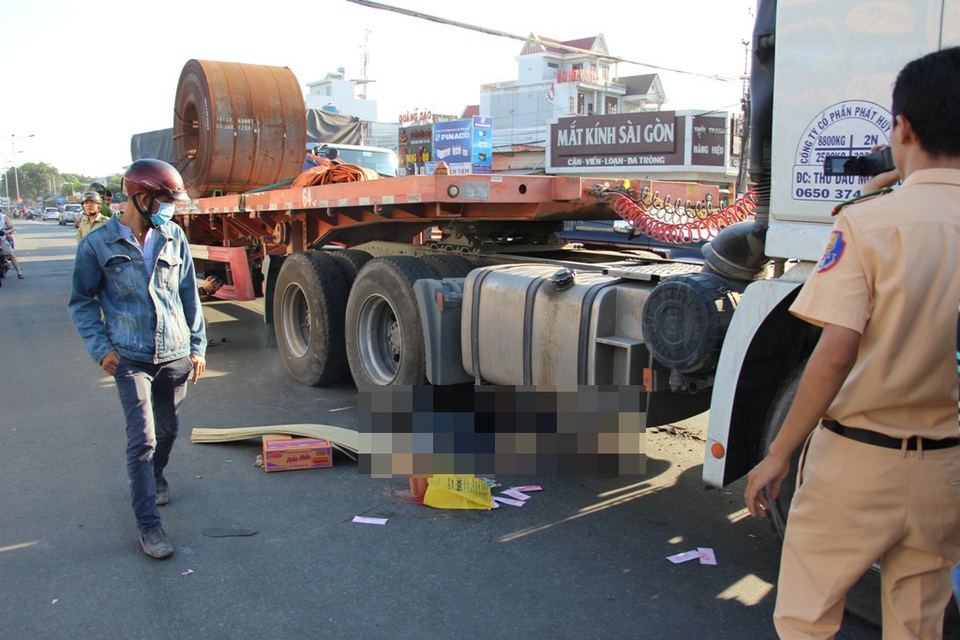 Lao vào xe container đang đỗ, một thanh niên chết thảm - 2 Bị xe container cuốn vào gầm, người đàn ông chết thảm.