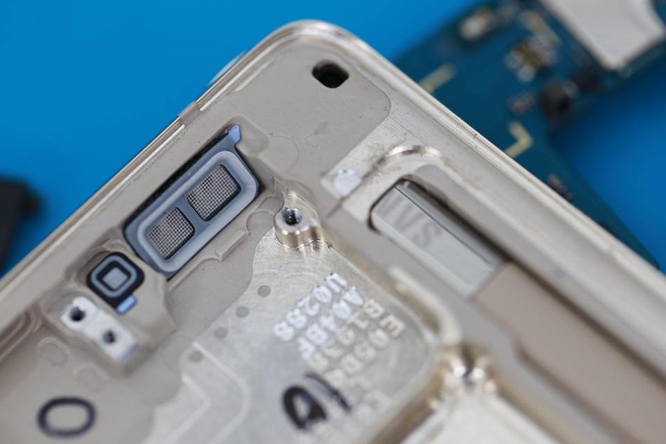 Galaxy Note8 đầu tiên bị "mổ xẻ" khi đặt chân đến Việt Nam - 11 Các ron chống nước ở các vị trí quan trọng như sạc, loa ngoài, mic... để đảo bảo máy kháng nước tốt.