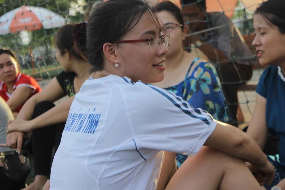 Khi nữ phóng viên cũng đam mê bóng đá “phủi” - 19 Mệt nhoài sau giờ nghỉ giải lao