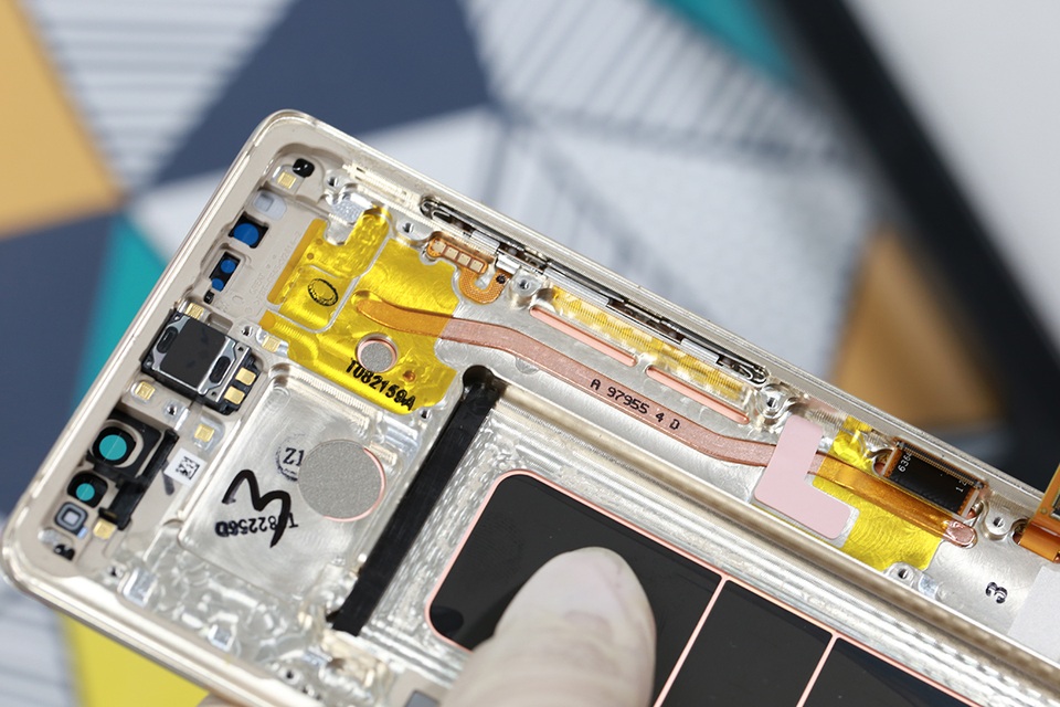 Galaxy Note8 đầu tiên bị "mổ xẻ" khi đặt chân đến Việt Nam - 9 Khung máy được thiết kế khá tỉ mỉ và sắc sảo. Bên dưới là các tấm nhựa ngăn cách với pin để hạn chế các sự cố có thể xảy ra.