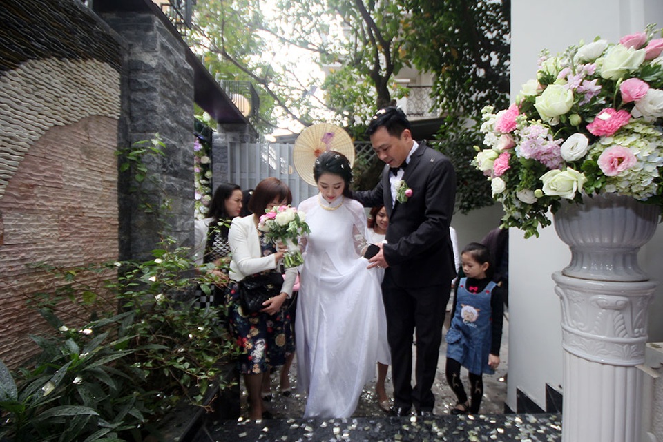 Hoa hậu Thu Ngân rạng rỡ trong ngày rước dâu - 5 Hoa hậu Thu Ngân được vị hôn phu chăm sóc rất cẩn thận.