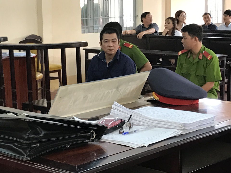 Giải cứu vợ, chồng chịu mức án 16 tháng tù - 2 Hội đồng xét xử tuyên hoãn phiên toà vì 12 nhân chứng và người bị hại không có mặt.