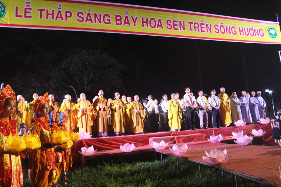 Thắp sáng 7 đóa sen “khổng lồ” trên sông Hương - 9 Thắp sáng 7 đóa sen “khổng lồ” trên sông Hương - 9