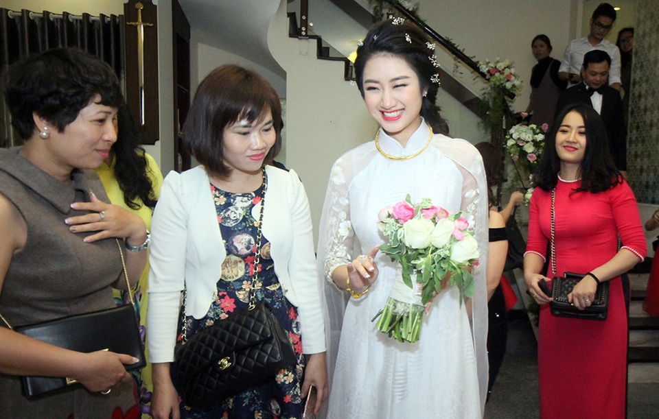 Hoa hậu Thu Ngân rạng rỡ trong ngày rước dâu - 3 Cô dâu Thu Ngân hạnh phúc rạng ngời trong lễ rước dâu.