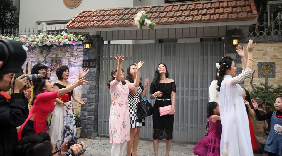 Thêm hình ảnh ngập tràn tình yêu của hoa hậu Thu Ngân trong ngày cưới - 3 Thêm hình ảnh ngập tràn tình yêu của hoa hậu Thu Ngân trong ngày cưới - 3