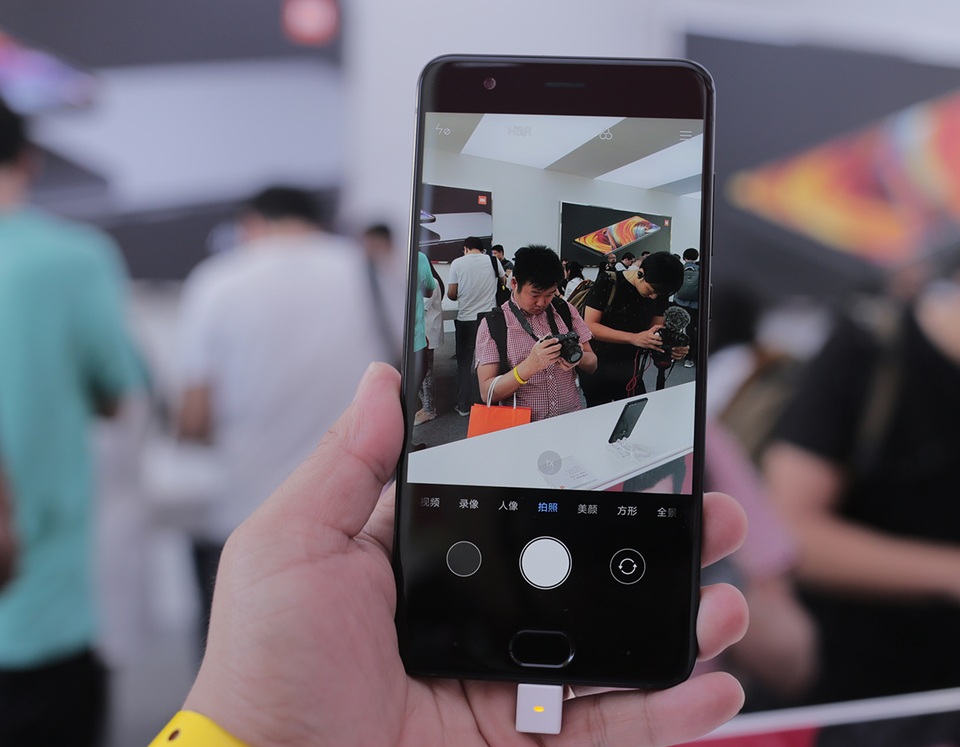 Cận cảnh laptop Mi Notebook Pro và Mi Note 3 tại Bắc Kinh - 10 Máy ảnh mặt trước có độ phân giải 16 MP, khả năng bắt ánh sáng và khử nhiễu tốt hơn nhờ vào điểm ảnh lớn 2ym. Xiaomi cho biết, Mi Note 3 cũng có phương pháp mở khoá mới thông qua nhận diện khuôn mặt được xây dựng dựa trên nền tảng trí tuệ nhân tạo, vì thế mở khoá điện thoại cũng giống như đang selfie.