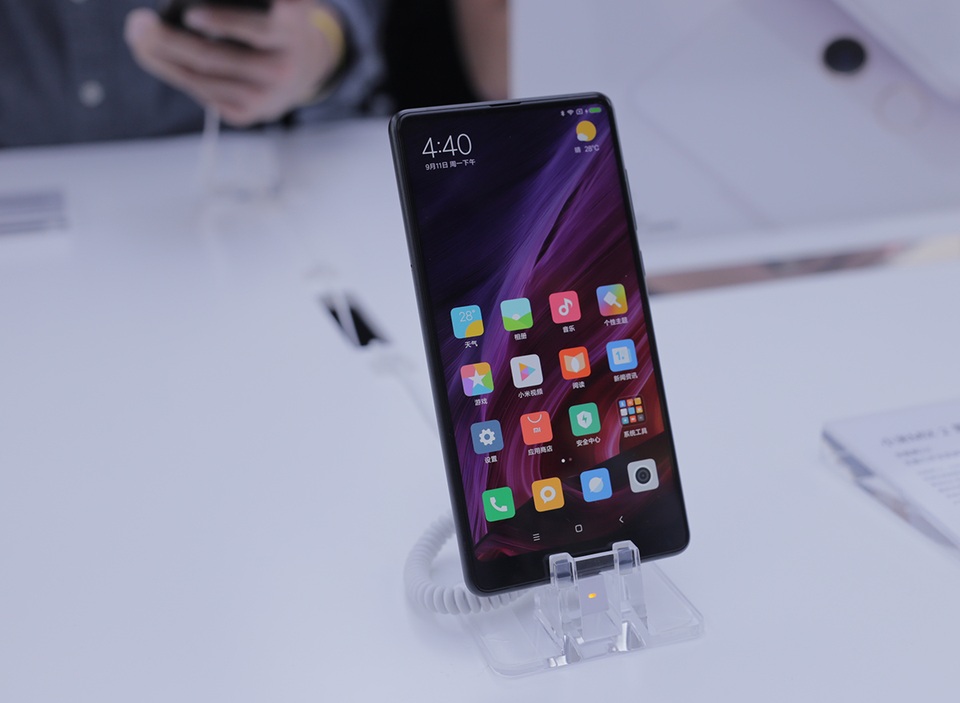 Trên tay smartphone Mi Mix 2 mới ra mắt tại Bắc Kinh - 2 So với thế hệ trước, Mi Mix 2 nhỏ hơn 11,9%, và tỉ lệ màn hình là 18:9. Thực tế cầm trên tay tựa như màn hình gần như chiếm trọn phần mặt trước.