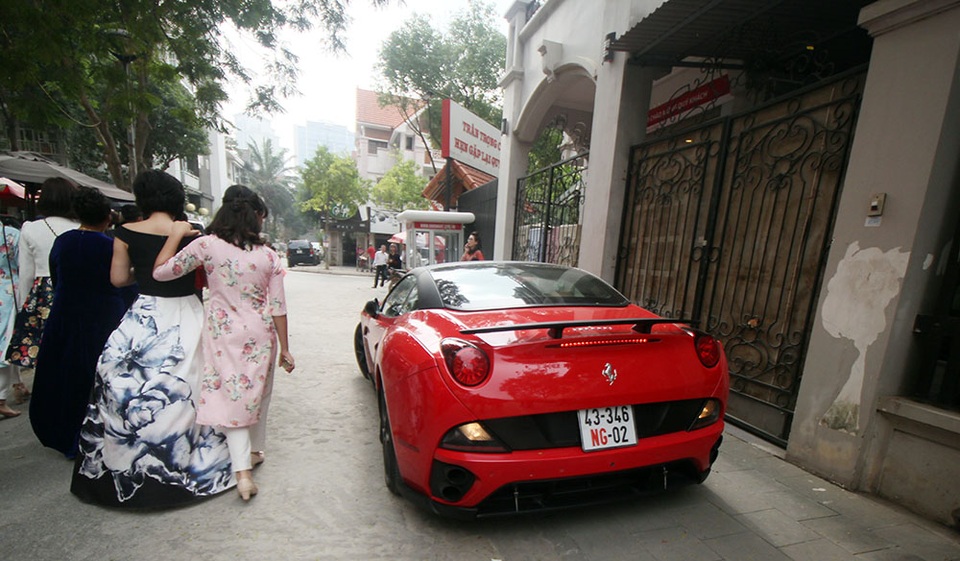 Ngắm dàn "xế khủng" trong lễ cưới Hoa hậu Thu Ngân - 6 Ferrari California trong đoàn xe trong lễ cưới.