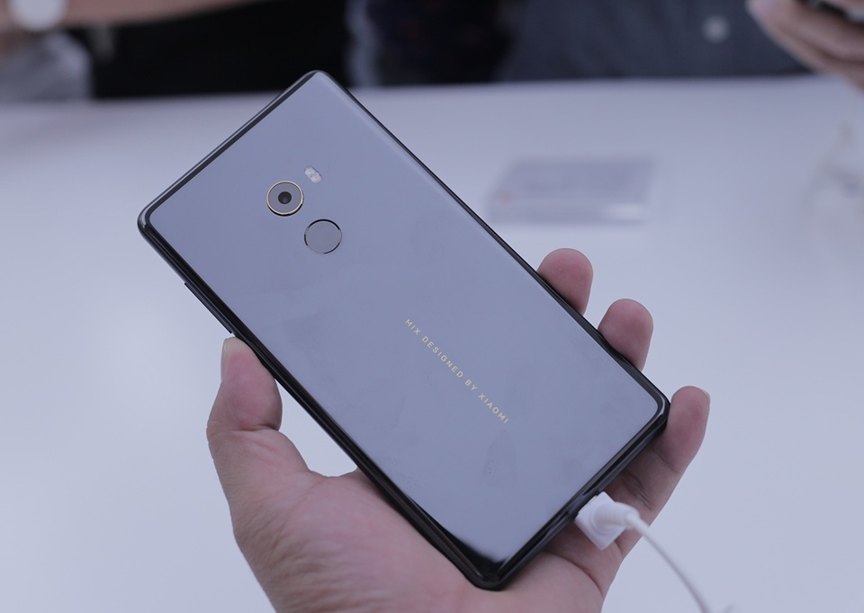Trên tay smartphone Mi Mix 2 mới ra mắt tại Bắc Kinh - 4 Mặt sau của máy sử dụng chất liệu kính cường lực, riêng với bản cao cấp sử dụng bằng gốm.