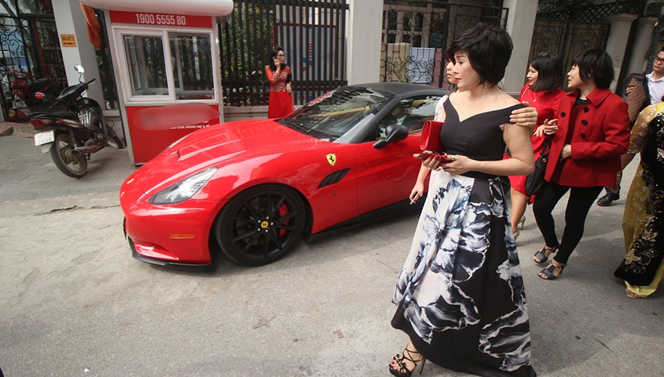 Ngắm dàn "xế khủng" trong lễ cưới Hoa hậu Thu Ngân - 7 Siêu xe Ferrari California thu hút sự quan tâm của các quan khách.