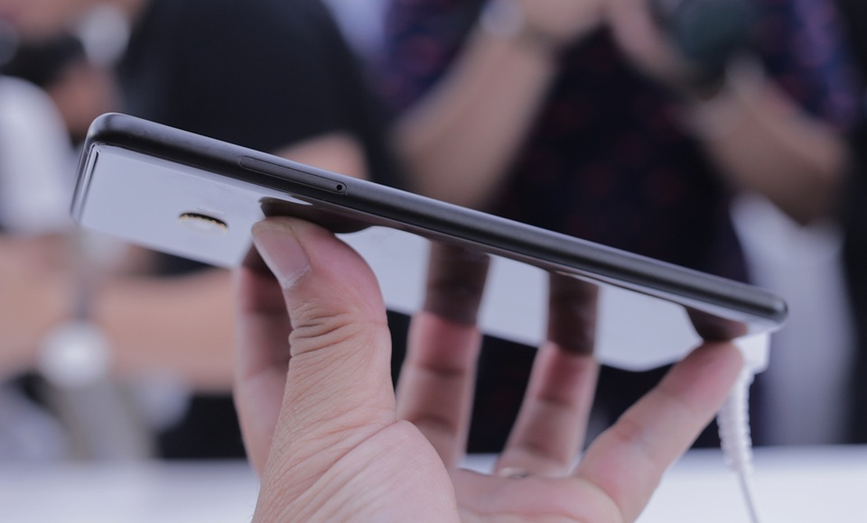 Trên tay smartphone Mi Mix 2 mới ra mắt tại Bắc Kinh - 7
Theo công bố, Mi Mix 2 sẽ lên kệ ở thị trường Trung Quốc từ 15/9/2017 và sẽ ra mắt thị trường toàn cầu ngay sau đó với giá khởi điểm từ 3299 Nhân dân tệ.