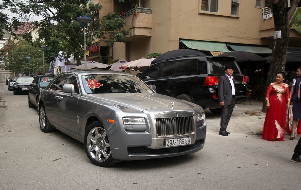 Ngắm dàn "xế khủng" trong lễ cưới Hoa hậu Thu Ngân - 8 Một phiên bản Rolls Royce khác cũng góp mặt.