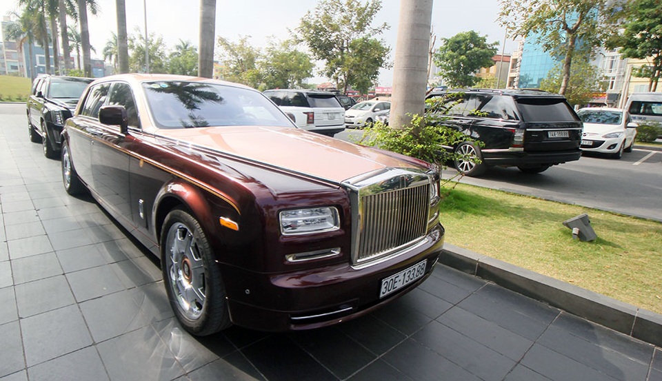 Ngắm dàn "xế khủng" trong lễ cưới Hoa hậu Thu Ngân - 10 Trong đám cưới của Hoa hậu Thu Ngân, Rolls Royce là cái tên được nhiều đại gia lựa chọn để xuất hiện.