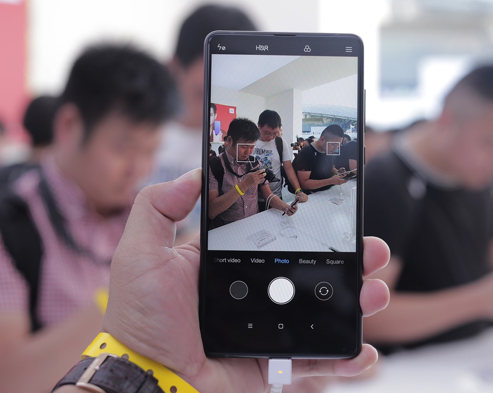 Trên tay smartphone Mi Mix 2 mới ra mắt tại Bắc Kinh - 5 Camera chính của máy có độ phân giải 12 MP, sử dụng hệ thống chống rung quang học (OIS) 4 trục giúp loại bỏ hiện tượng rung hay nhoè hình, nên hình ảnh và phim sẽ giữ được độ sắc nét.