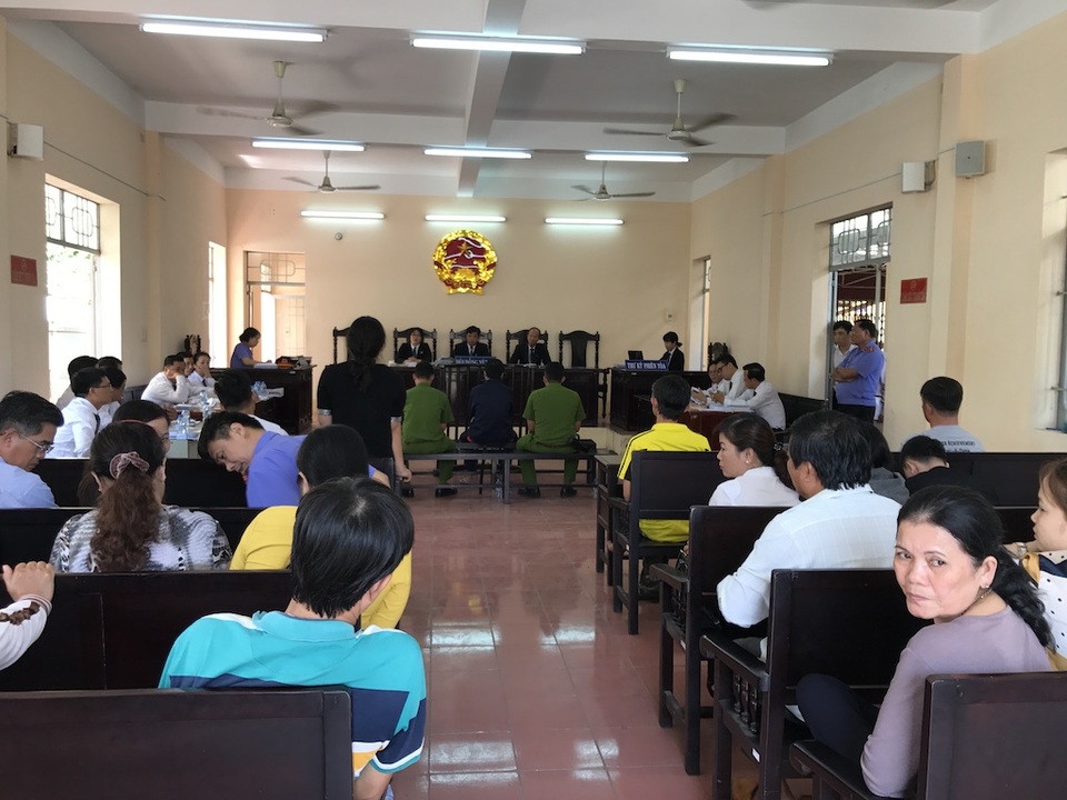 Vụ giải cứu vợ, chồng chịu 16 tháng tù: Toà tuyên huỷ án! - 1 Phiên toà có 11 luật sư tham gia bào chữa cho bị cáo Trần Minh Đức.