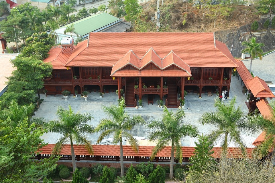 Đại gia Việt chi tiền tỷ chơi nhà gỗ cổ truyền - 4 Căn nhà được làm hoàn toàn bằng gỗ lim trị giá lên tới gần 200 tỷ đồng của đại gia Điện Biên. Ảnh: Phan Lương
