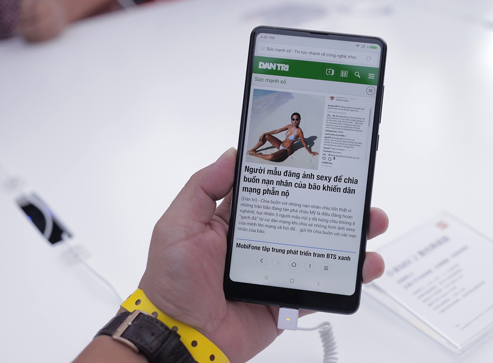 Trên tay smartphone Mi Mix 2 mới ra mắt tại Bắc Kinh - 6
Máy dùng vi xử lý Qualcomm Snapdragon 835 và 6GB RAM cho phiên bản tiêu chuẩn. Phiên bản cao cấp có RAM lên đến 8 GB.