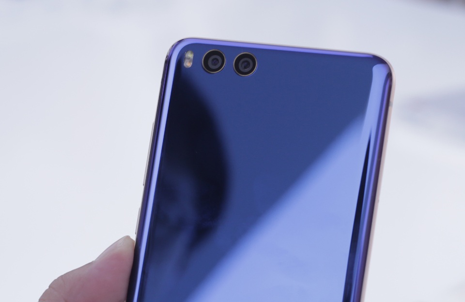 Cận cảnh laptop Mi Notebook Pro và Mi Note 3 tại Bắc Kinh - 9 Điểm nhấn của Mi Note 3 đó là hệ thống camera kép mặt sau 12 MP. Cụm máy ảnh kép tương tự “đàn anh” Mi 6 với ống kính góc rộng và ống tele, cho khả năng chụp ảnh chân dung đẹp với phông nền được làm mờ.