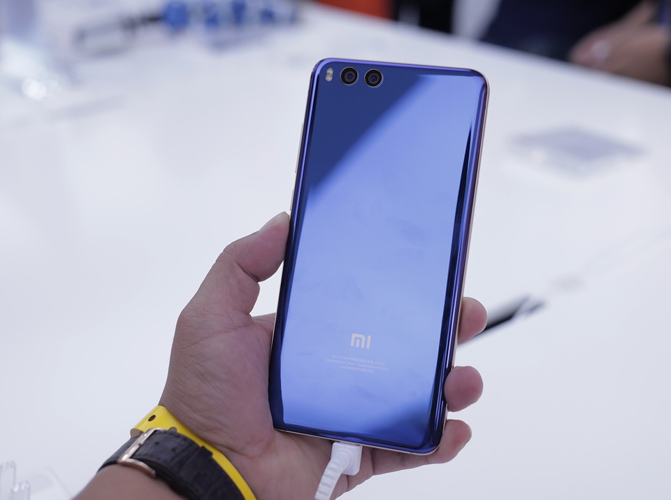 Cận cảnh laptop Mi Notebook Pro và Mi Note 3 tại Bắc Kinh - 7 Đối với Mi Note 3, đây là sản phẩm được xem là phiên bản phóng to của Mi 6 với lối thiết kế tương đương, chỉ khác màn hình lớn lên đến 5,5 inch.