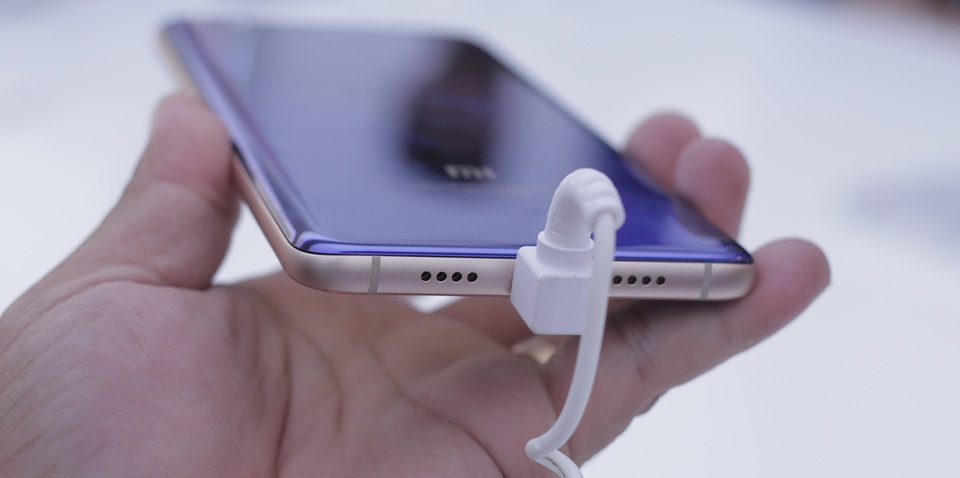 Cận cảnh laptop Mi Notebook Pro và Mi Note 3 tại Bắc Kinh - 11 Bên trong, máy tích hợp vi xử lý Snapdragon 660, RAM 6 GB và pin dung lượng 3.500mAh.