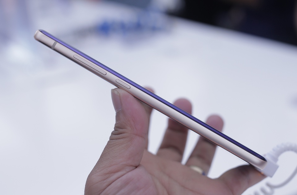 Cận cảnh laptop Mi Notebook Pro và Mi Note 3 tại Bắc Kinh - 12 Theo công bố, Mi Notebook Pro sẽ có giá bán từ 6.999 NDT và Mi Note 3 sẽ lên kệ ở Trung Quốc bắt đầu từ 12/9 với mức giá từ 2499 NDT.