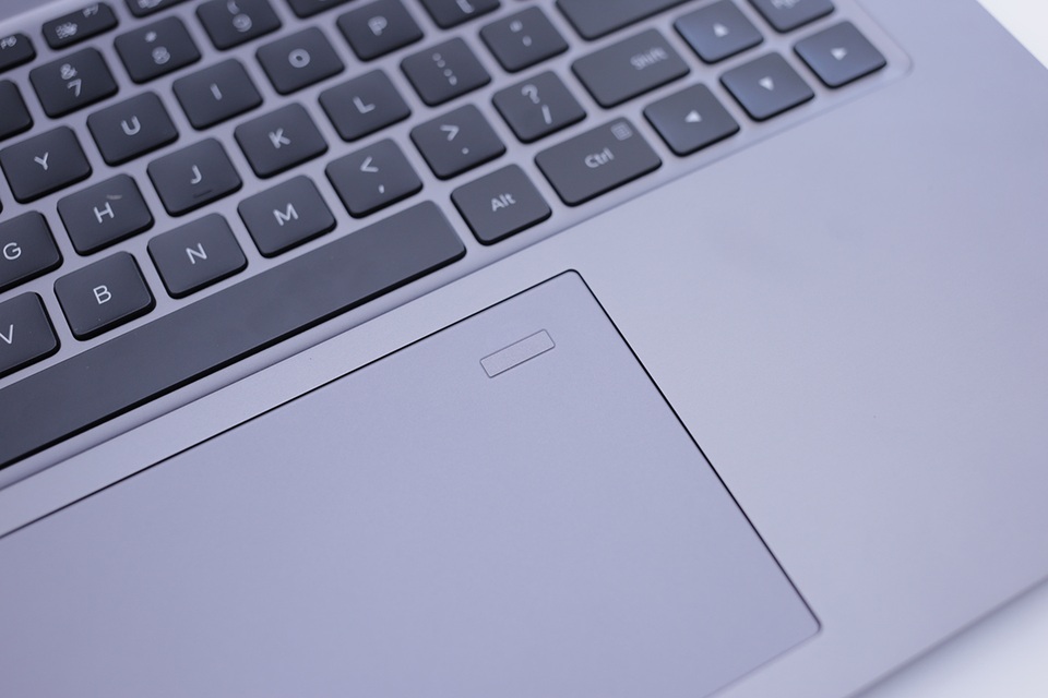 Cận cảnh laptop Mi Notebook Pro và Mi Note 3 tại Bắc Kinh - 5 Đi cùng đó, Touchbar của máy cũng được thiết kế rộng rãi và có thêm cảm biến vân tay.