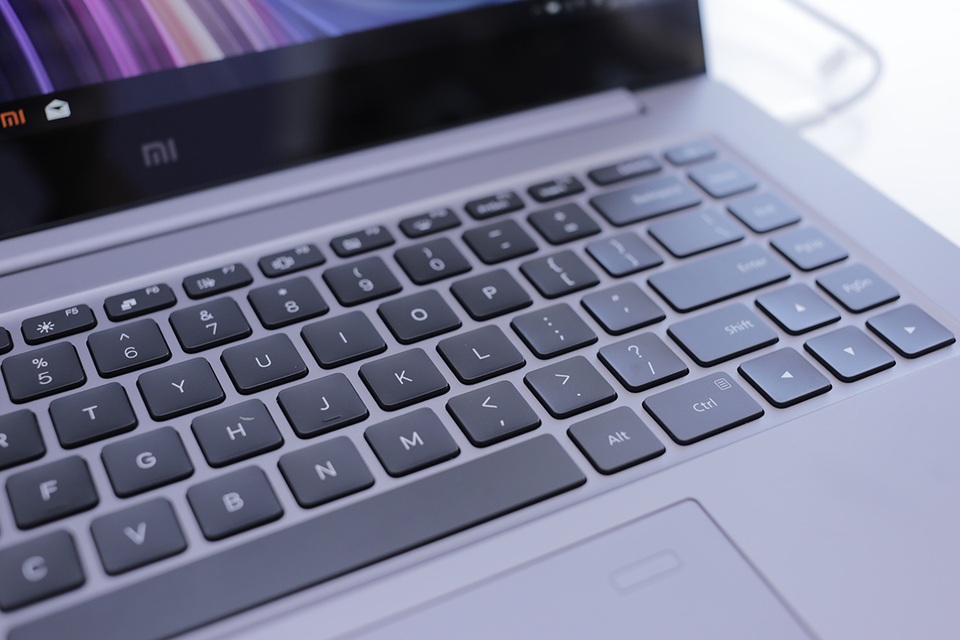 Cận cảnh laptop Mi Notebook Pro và Mi Note 3 tại Bắc Kinh - 4 Bàn phím trên Mi Notebook Pro được thiết kế khá lớn. Khi so sánh với Macbook Pro, phiên bản đến từ Xiaomi có bàn phím lớn hơn 19%.