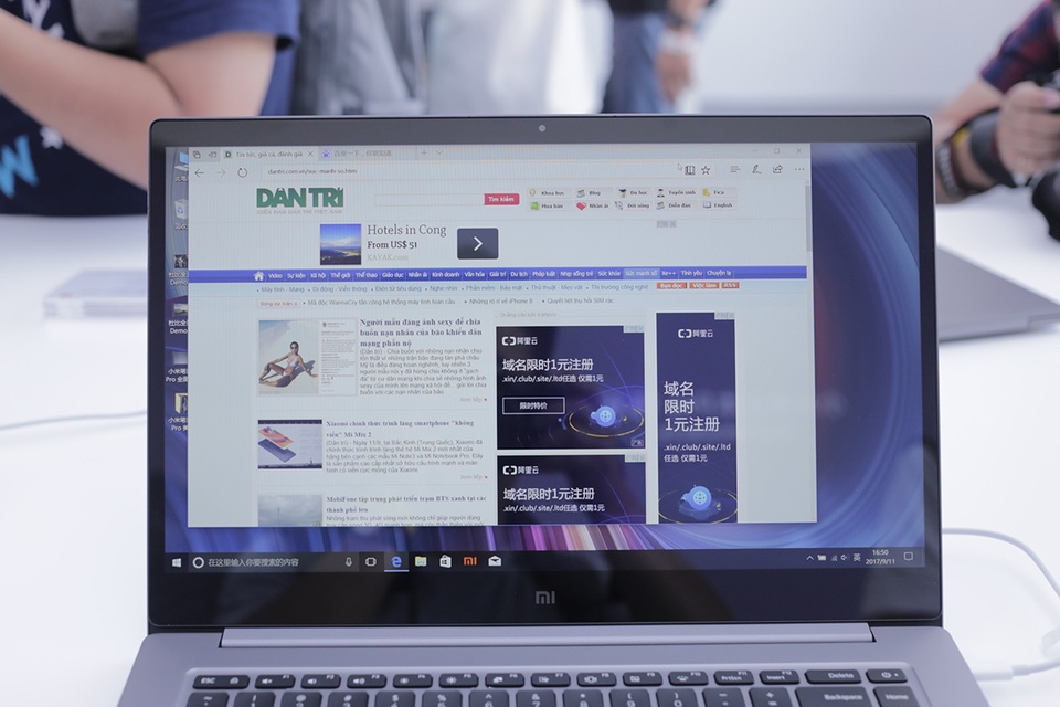 Cận cảnh laptop Mi Notebook Pro và Mi Note 3 tại Bắc Kinh - 6 Bên trong, Mi Notebook Pro, được trang bị vi xử lý 4 nhân Intel Core i7 thế hệ thứ 8 và bộ vi xử lý hình ảnh NVIDIA GeForce MX150. Sản phẩm này còn được trang bị ổ cứng thể rắn PCIe NVMe dung lượng 256GB và có thêm một khe SATA SSD trống để người dùng có thể mở rộng dung lượng lưu trữ. Mặt trước là màn hình 15,6 inch Full-HD, được bảo vệ bởi kính cường lực Corning Gorilla Glass.