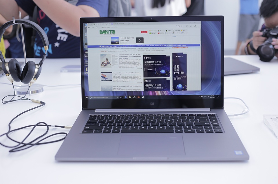 Cận cảnh laptop Mi Notebook Pro và Mi Note 3 tại Bắc Kinh - 2 Thoạt nhìn tựa như các mẫu máy tính đến từ Apple. Hãng sử dụng chất liệu kim loại nguyên khối để cấu thành sản phẩm.