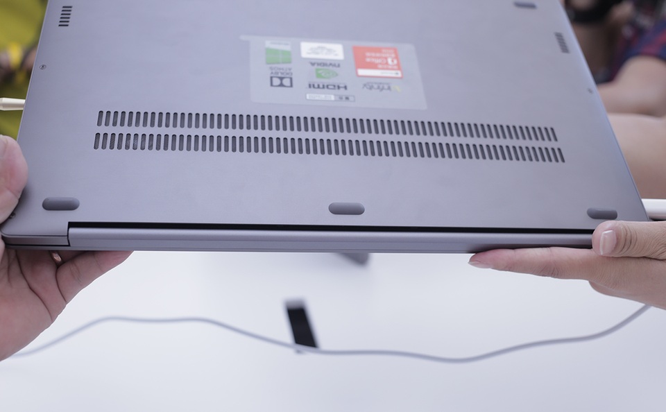 Cận cảnh laptop Mi Notebook Pro và Mi Note 3 tại Bắc Kinh - 3 Khác biệt so với nhiều mẫu laptop gần đây, Mi Notebook Pro tích hợp 2 hệ thống quạt tản nhiệt, điều này giúp nhiệt độ máy ổn định khi sử dụng lâu và đảm bảo tốt hiệu năng.