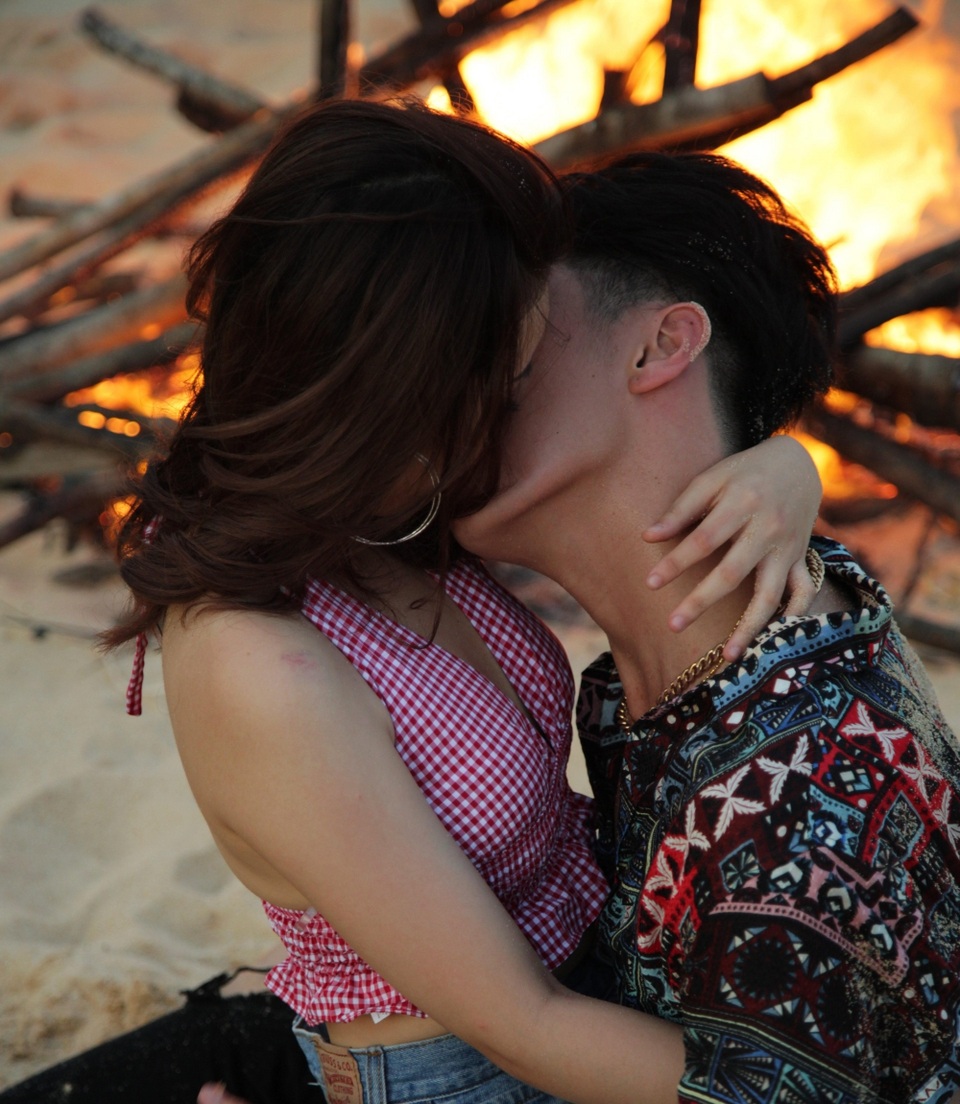 Trước nụ hôn gây bão với Angela Phương Trinh, Rocker Nguyễn từng hôn bạn diễn nồng cháy trong MV - 3 Trước nụ hôn gây bão với Angela Phương Trinh, Rocker Nguyễn từng hôn bạn diễn nồng cháy trong MV - 3