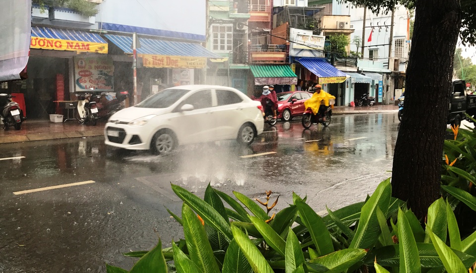 Hiện tượng lạ: “Nhạc nước” trong mưa lớn ở TPHCM - 2
Nhiều người dân cho biết, có thời điểm mưa lớn, nước phun lên khá cao.