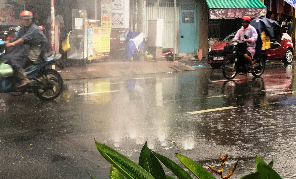 Hiện tượng lạ: “Nhạc nước” trong mưa lớn ở TPHCM - 1
Nước phun lên từ nắp hố ga giữa đường Hoàng Sa (ven kênh Nhiêu Lộc- Thị Nghè) trong cơn mưa chiều ngày 23/6.