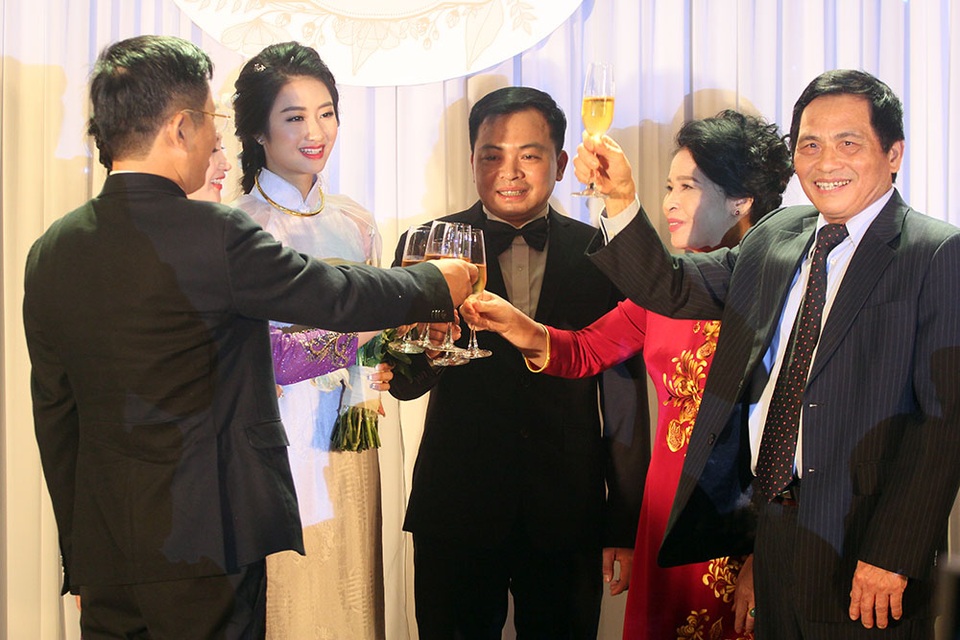 Hoa hậu Thu Ngân rạng rỡ trong ngày rước dâu - 14 Hoa hậu Thu Ngân rạng rỡ trong ngày rước dâu - 14