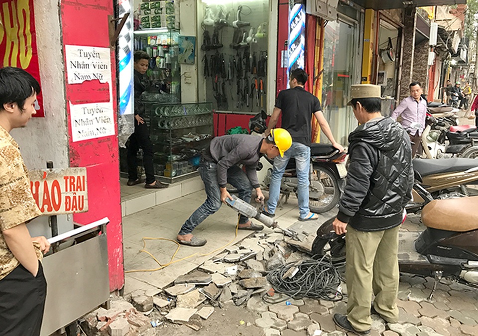 Hà Nội: Ngổn ngang "công trường" tu chỉnh vỉa hè - 9
Công nhân phá dỡ các công trình lấn chiến vỉa hè trên địa bàn quận Đống Đa